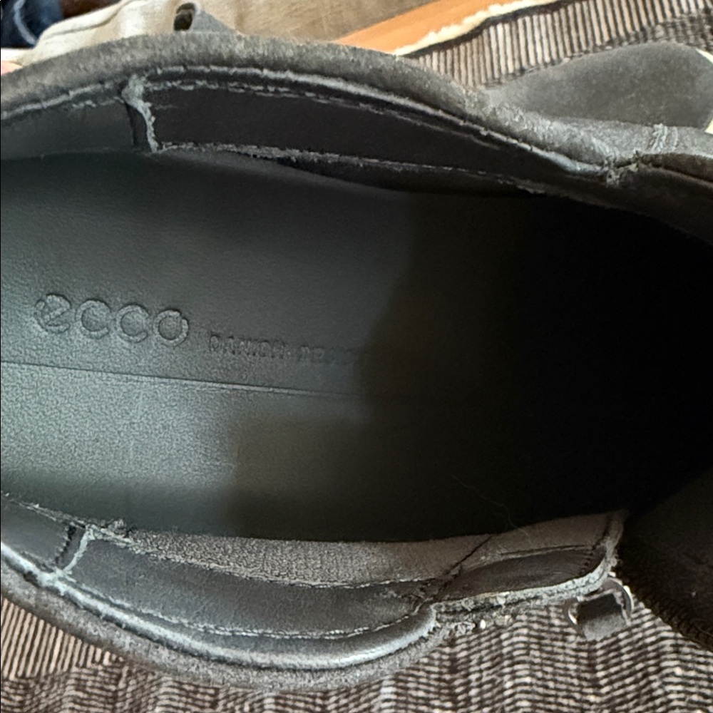 ECCO Soft Black Low-Cut Zip Bootie - Picture 5 of 8